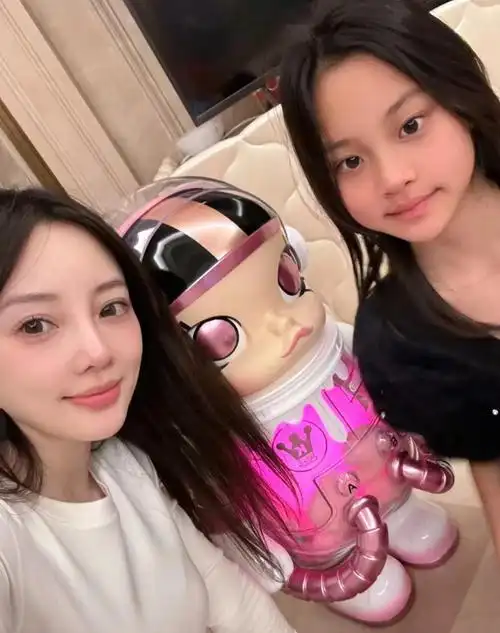 李小璐陪女儿上舞蹈课,甜馨舞姿酷飒赶超妈妈,母女俩共用一张脸