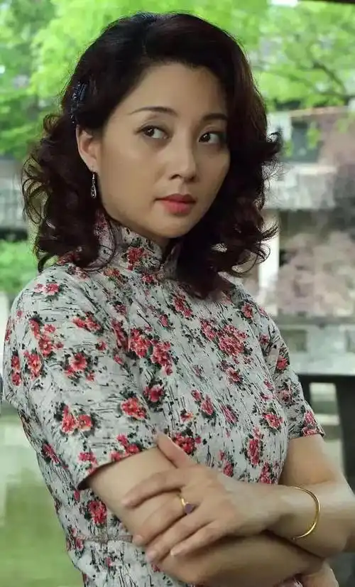 殷桃的牛事儿不只靠背影上热搜,神秘情史才是她的重头戏 - 乐乐影院