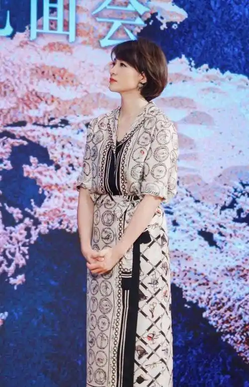 原创董卿吃路边摊真接地气穿风衣丝巾九分裤50岁美出新高度