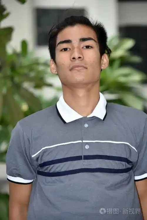 一个严肃的菲律宾人