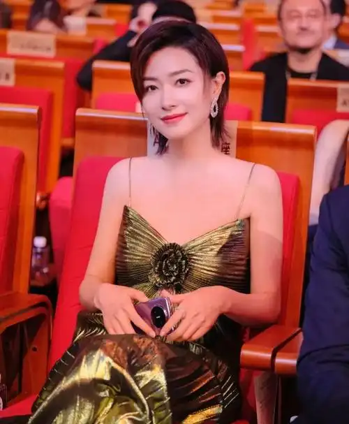 万茜马尾照引发热议网友猜测怀孕实际只是发型变化