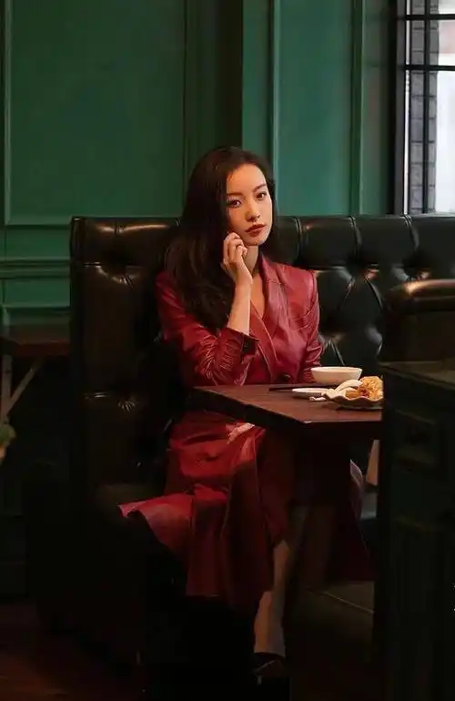 看了流金岁月朱锁锁的穿搭,才发现:每套时髦有气质,照穿也美_连衣裙