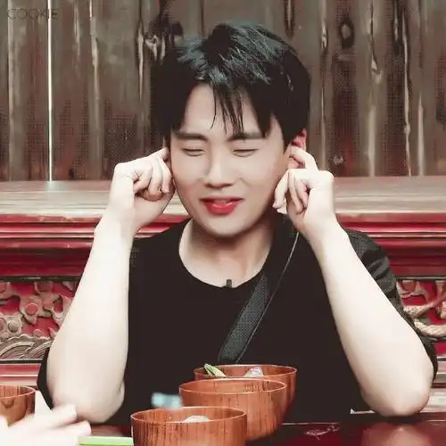 郭麒麟吃东西的时候太可爱了,就像小仓鼠一样,腮帮子都鼓鼓的 太亲了