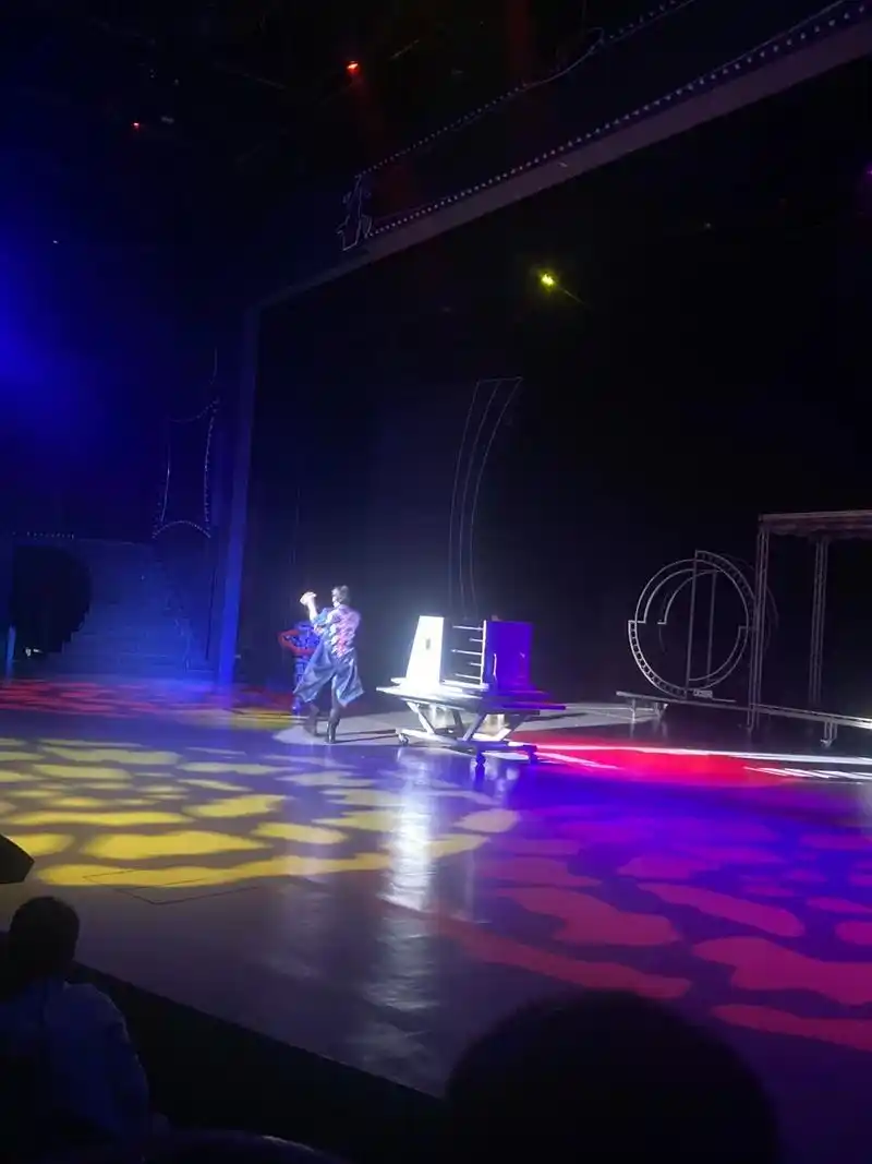 正月十五之魔术表演.这个魔术看了好几遍,每次都是离舞台不到5 - 抖音