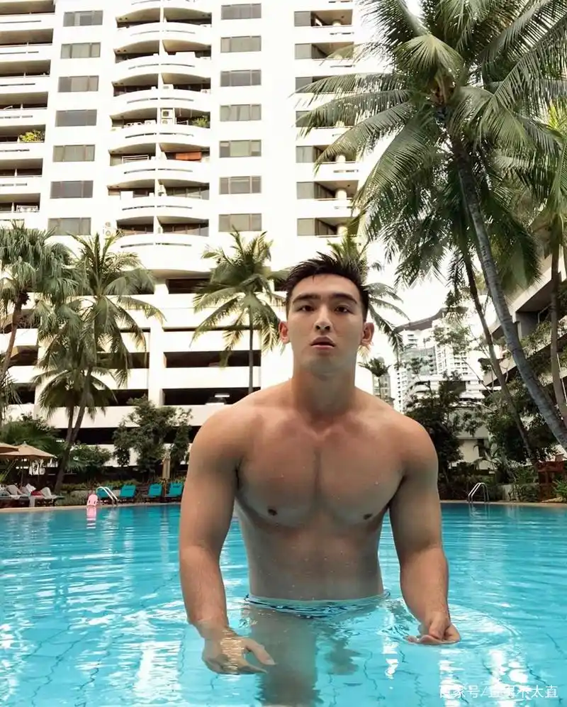 肌肉帅哥毛若懿大秀好身材