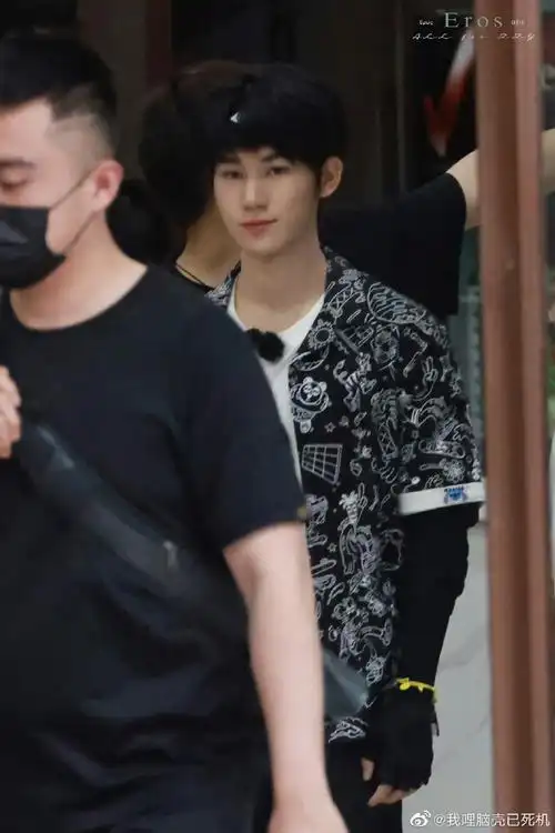 张真源卡通涂鸦衬衫发带造型