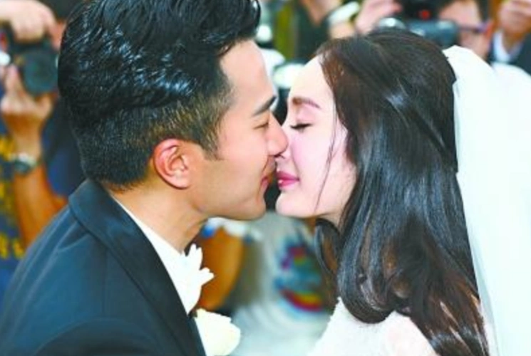 明星婚礼接吻,贾乃亮跪地吻脚,陈妍希陈晓苏炸!