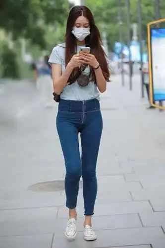 穿牛仔长裤的时尚女生