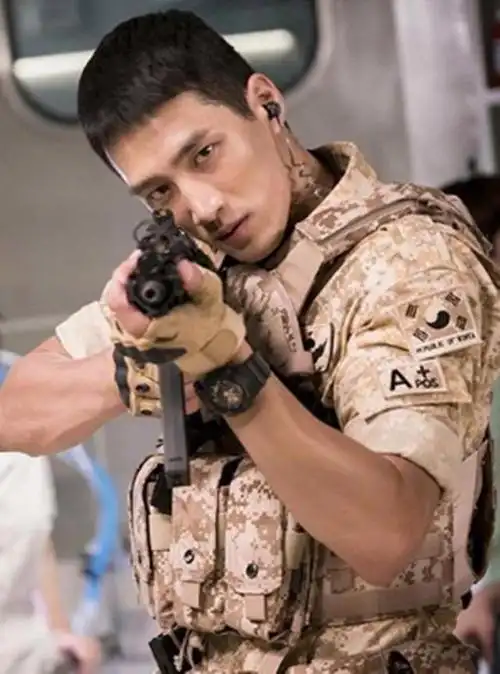 安普贤晒鲜明腹肌 背肌,海边冲浪如同拍摄画报!抛媚眼又奶又欲