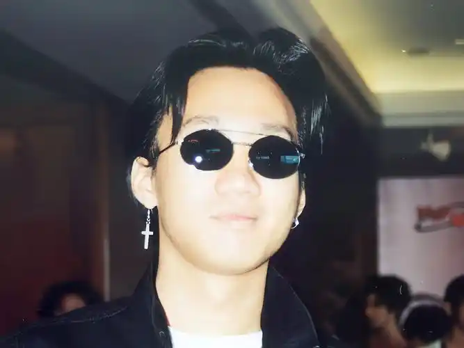 p>黄家驹(1962年6月10日—1993年6月30日),出生于中国香港,祖籍广东