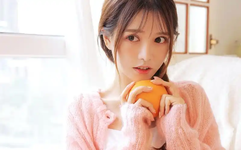 恬静粉嫩少女桌面壁纸-美女壁纸 - 壁纸家