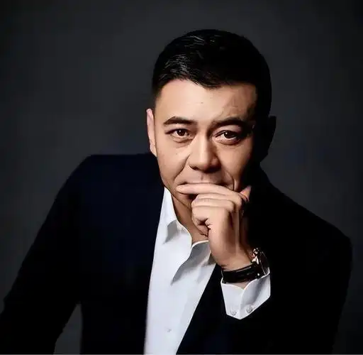 王新军抛弃原配娶小7岁秦海璐如今做导演成人生赢家