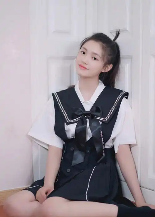 明星林允释出一组学院风套装私服美照,活力少女清纯可人!