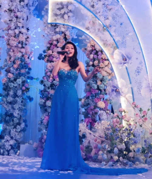 歌手周筠泉州豪华婚礼演出担任乐队主唱