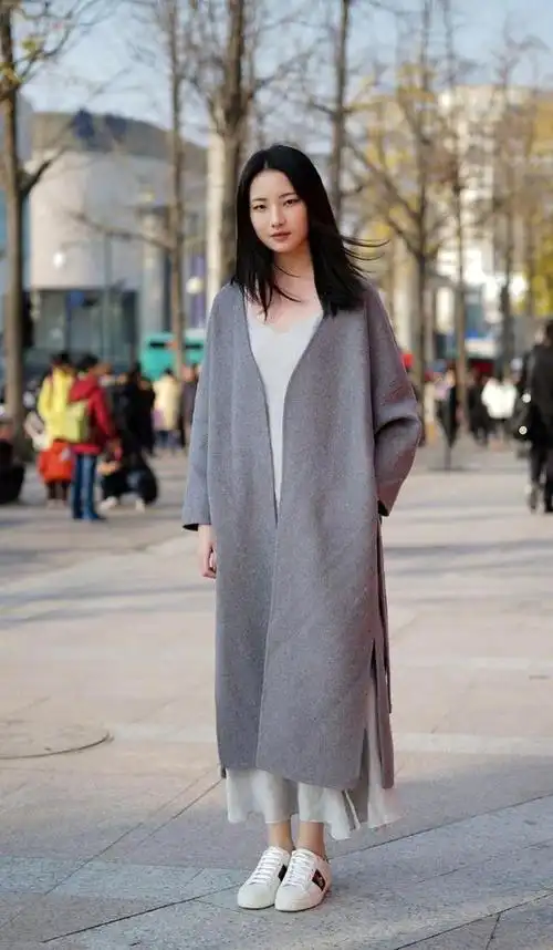 路人街拍美女穿一字肩包臀连衣裙很是时髦迷人