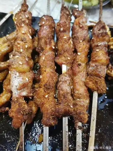 武汉这家网红烧烤店特色瓦缸焖烤人均几十烤串一晚卖2000串