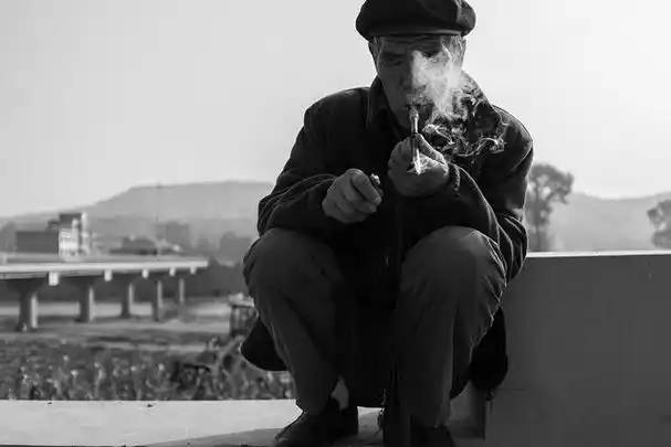 老年人抽烟容易对肺功能产影响,损害肺功能;经常抽烟容易出现咳嗽,支