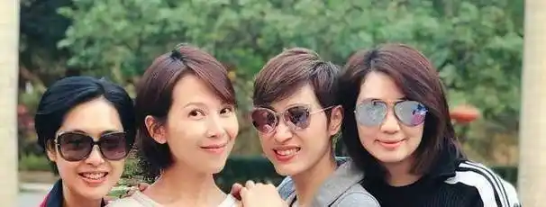 原创洪欣晒闺蜜160cm的朱茵身高被仨170完虐网友快给朱茵垫个凳子