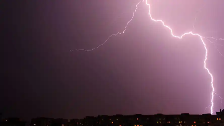 精选城市夜空闪电图片电脑桌面壁纸