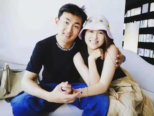 演员王彦霖和妻子艾佳妮的结婚纪念日是在7月17日,这一天,他以一个