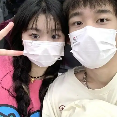 和女朋友的合照用哪张发朋友圈啊