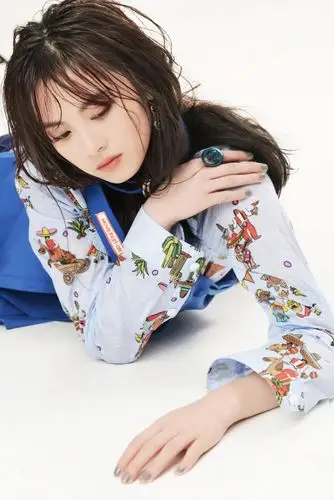 邵芸杂志大片曝光灵气少女造型前卫气质冷冽