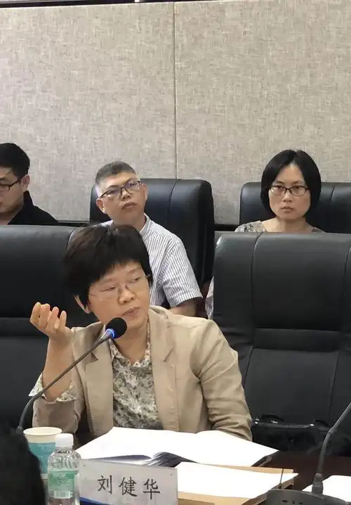 点评嘉宾:冯耀宇教授(左上),陈瑞爱教授(右上),肖立华教授(左中)