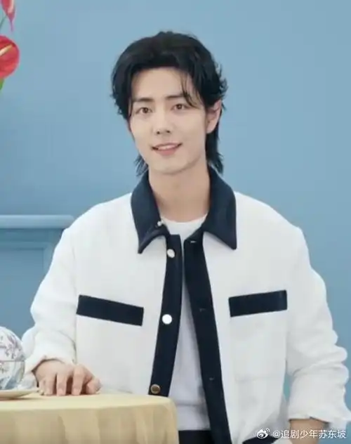 肖战蓝白外套##肖战坐着单手插兜