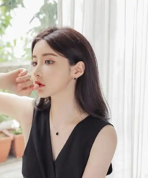 高冷御姐五官精致美女图片