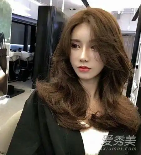 栗棕色是一款非常显得头发又质感的颜色,并且这款发色衬托的皮肤白皙