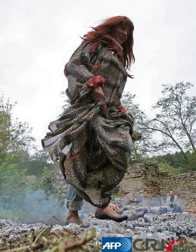 立陶宛举行女巫大聚会 女巫赤足走火炭(高清组图)