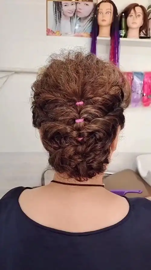 盘发|留长发的中老年人别再披头发了,装嫩又没气质,盘起来时髦又减龄