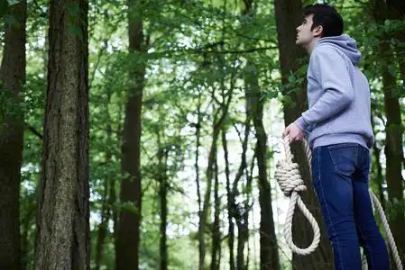 失落的人在森林里上吊自杀照片