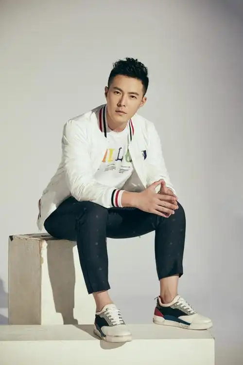 张子文夏日清爽写真大片 痞帅型男上演眼神杀