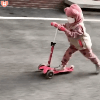 萌娃金雪表情包动图玩滑板车吗~溜了溜了