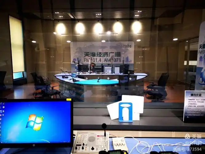 海天书画院走进直播间接受天津市广播电台枫叶正红栏目的采访.