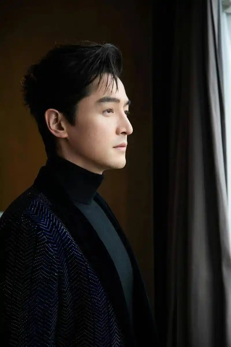 明星胡歌时尚写真:男神气质,气宇不凡