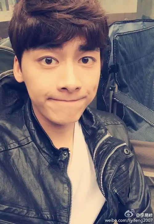 李易峰晒自拍照