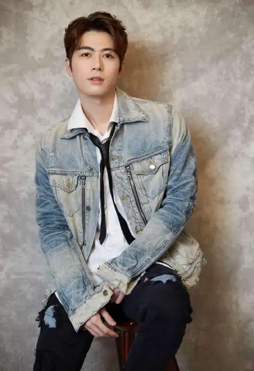 简介:陈学冬冬日简约清爽写真图片,分享一组陈学冬图片给大家,图中的