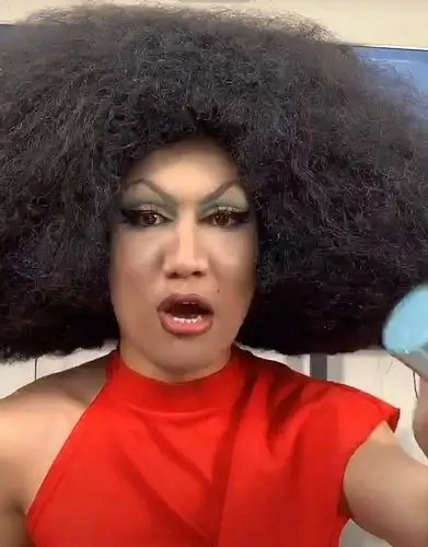 男生扮丑女走红,越丑越疯狂的奇葩人生_韩佩泉