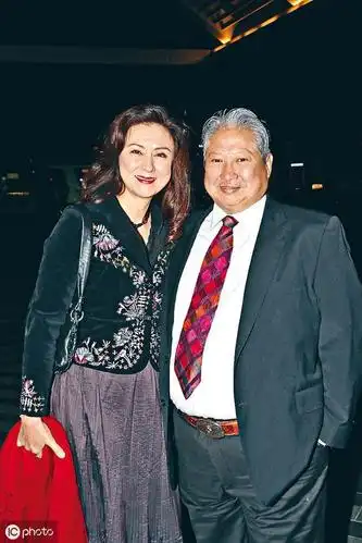 67岁洪金宝获"终身成就奖",著名女星冯宝宝为他颁奖