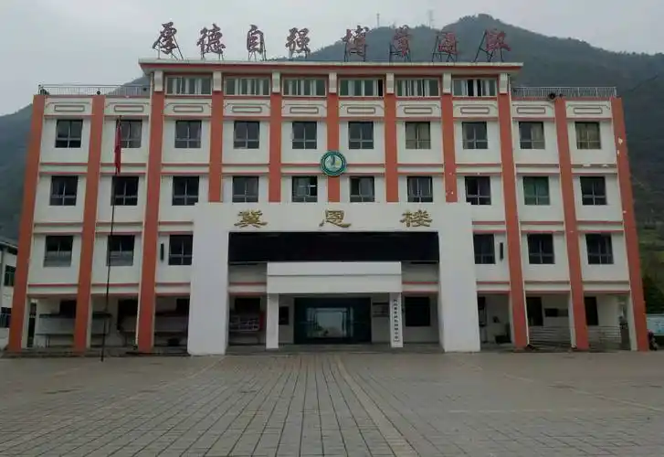 开拓创新中的南坝中学