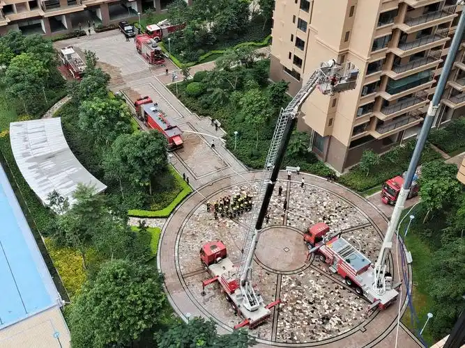 茂名市消防救援支队在橘洲一号高层建筑灭火救援实战演练