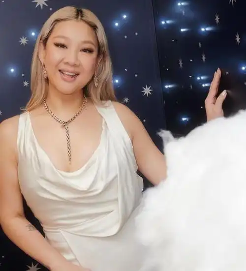 郑少秋女儿郑欣宜35岁近照曝光,变化很大率性真实,神似肥姐