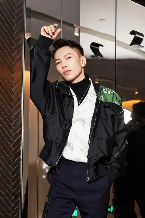 蒋雪鸣出席风尚大赏 盘扣外套诠释潮系中国风