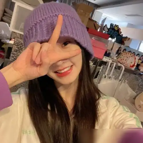 张艺凡开心晒自拍照不料却被桌子上的相框抢镜团魂炸裂了