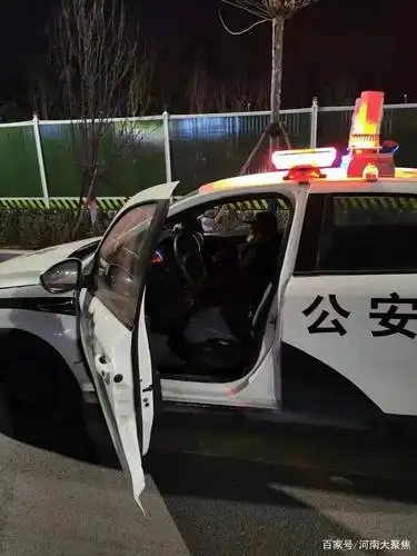 老汉的门进卡牌上发现了格林山庄字样,就这样,民警让刘老汉坐在警车里