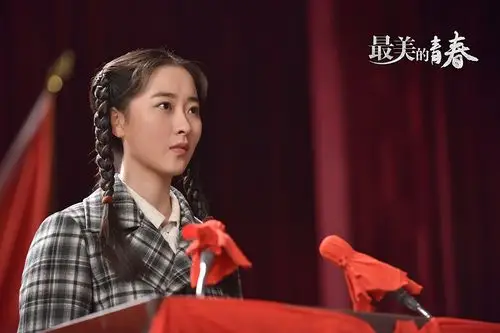 何雨虹写真曝光新剧最美的青春强势霸占热搜榜