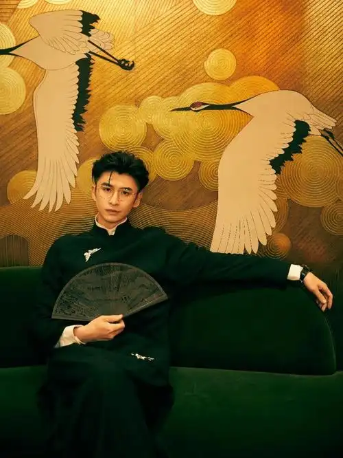 张云龙复古长衫金丝眼镜