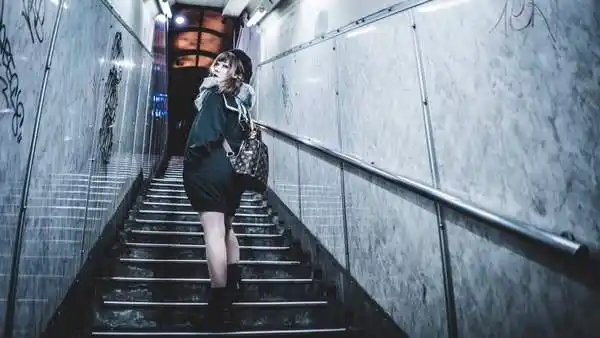 日本小姐姐cos死亡爱丽丝灰姑娘手持双枪超帅气